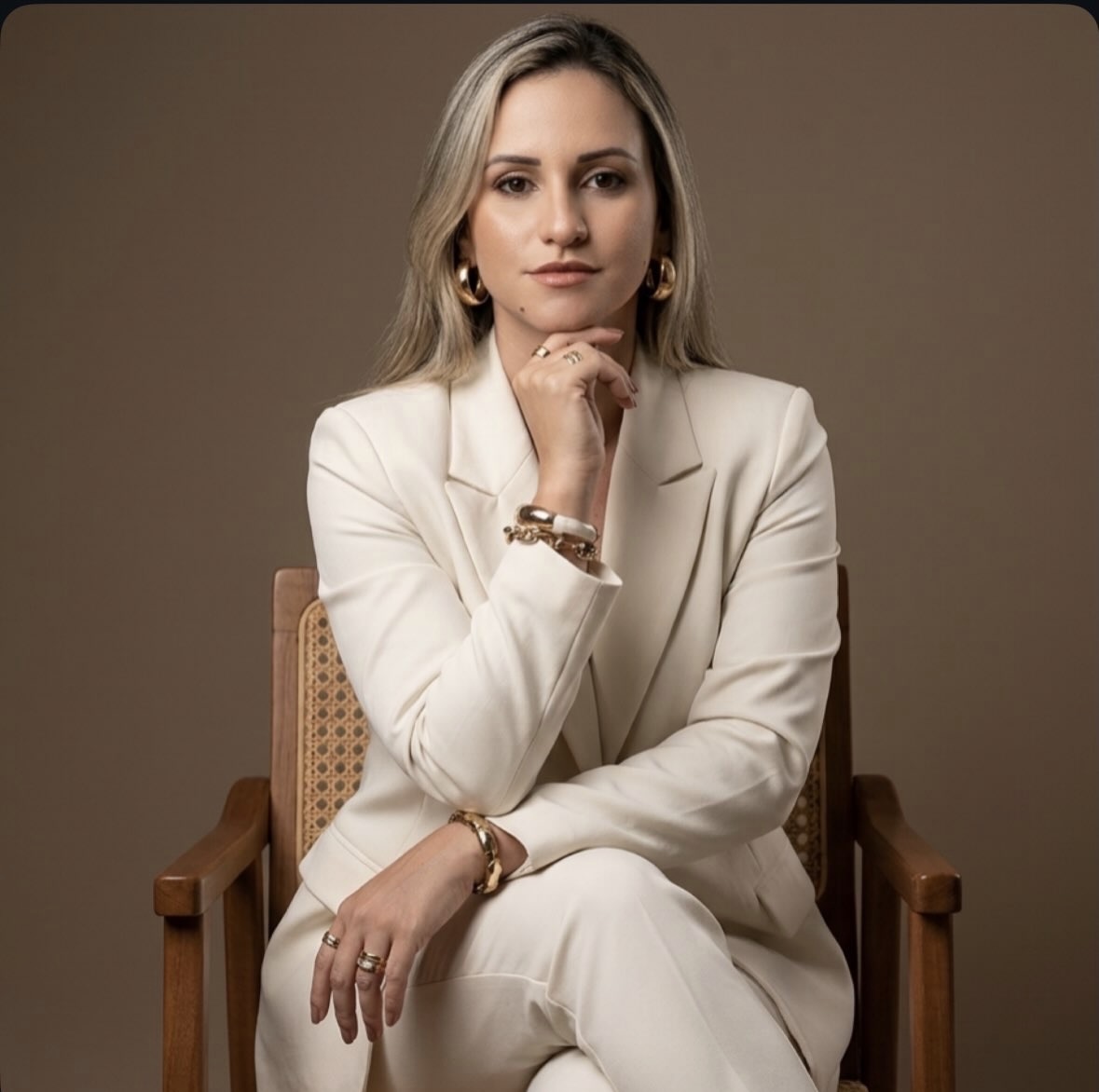 Dra. Emilly Amaral Cabral em seu escritório